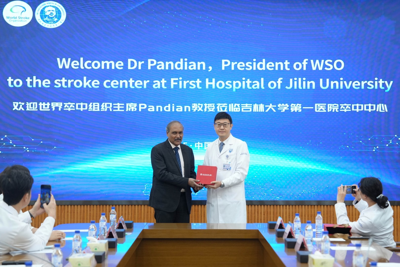 图5 （杨弋教授向&nbsp;Dr Pandian&nbsp;赠送医院文创礼物）.jpg